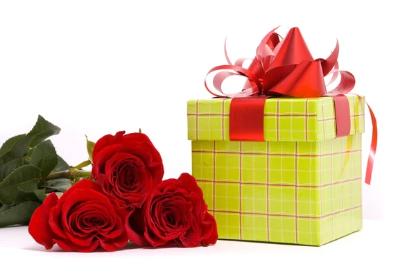 Red roses and gift box — Stock Photo, Image