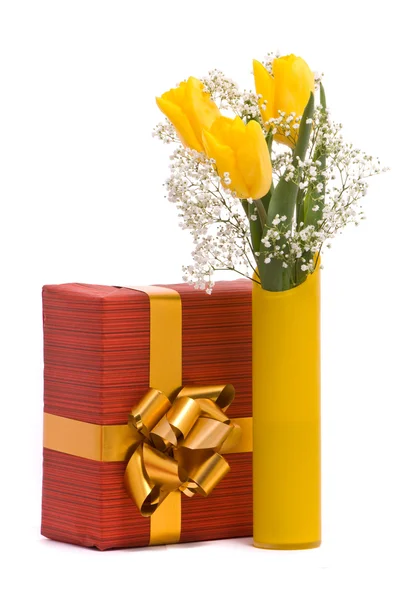 Kytice ze žlutých tulipánů a dárkové krabice — Stock fotografie