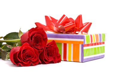 Kırmızı güller ve hediye kutusu