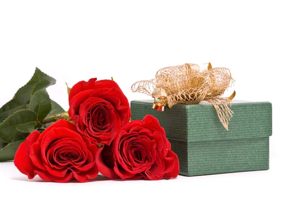 Kırmızı güller ve hediye kutusu — Stok fotoğraf