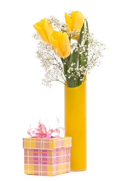 Boeket van gele tulpen en geschenkdoos — Stockfoto