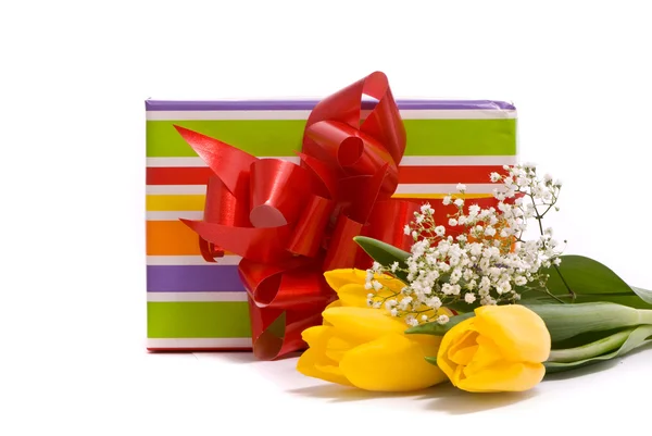 Sárga tulipánok és ajándék doboz — Stock Fotó