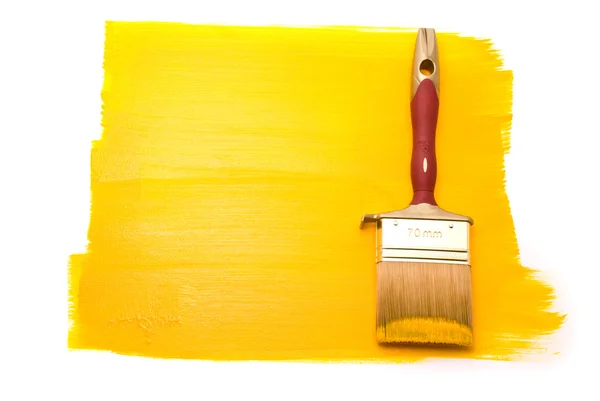 Professionele borstel met gele verf — Stockfoto