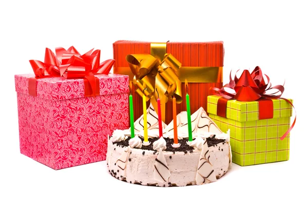 Kuchen mit fünf Kerzen und Geschenken — Stockfoto