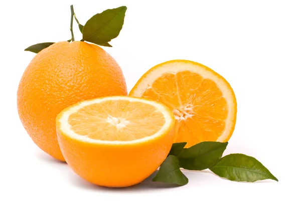 Mogen orange med blad — Stockfoto