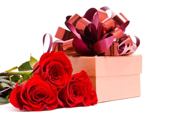 Rosas rojas y caja de regalo —  Fotos de Stock