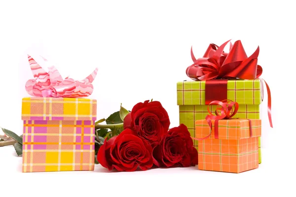 红玫瑰和礼品盒 — 图库照片