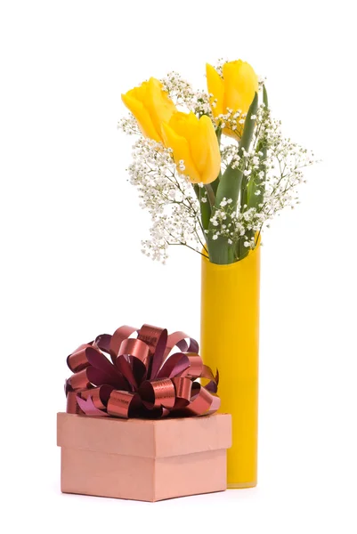 Bukiet z żółtych tulipanów i pudełko prezentów — Zdjęcie stockowe