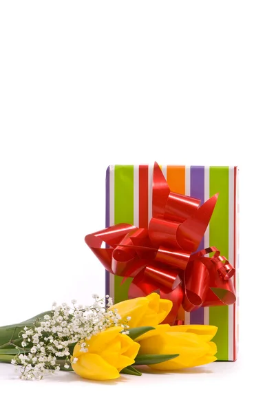 Žluté tulipány a krabičky — Stock fotografie