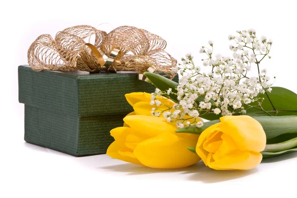 Tulipanes amarillos y caja regalo —  Fotos de Stock