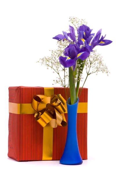 Strauß einer Schwertlilie und Geschenkbox — Stockfoto