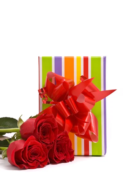 Red roses and gift box — Stock Photo, Image