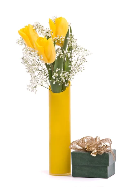 Boeket van gele tulpen en geschenkdoos — Stockfoto