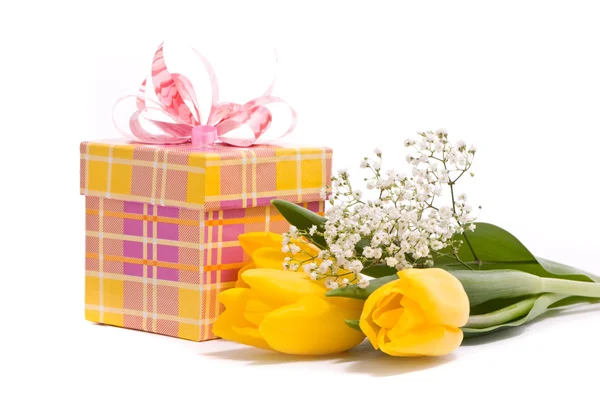 Sárga tulipánok és ajándék doboz — Stock Fotó