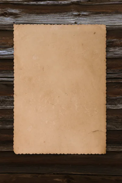 Винтажное фото на текстуре коричневого дерева — стоковое фото