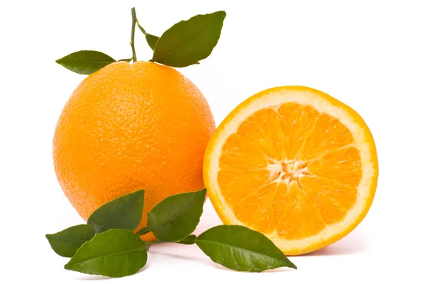 Зрізати апельсин з листям — стокове фото