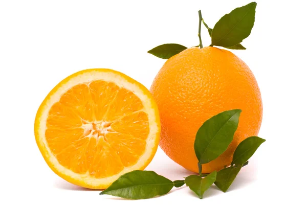 Dojrzałe pomarańczowy z liści — Zdjęcie stockowe