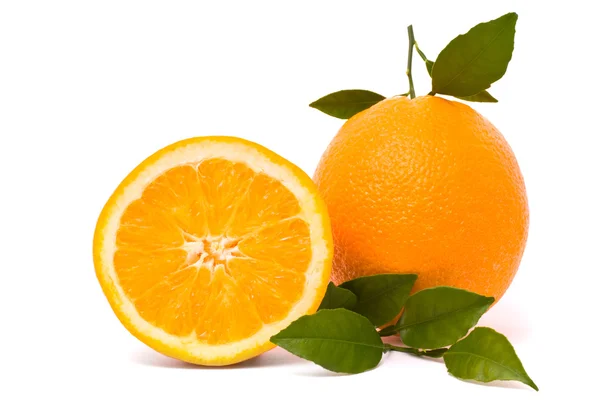 Ώριμο πορτοκάλι με φύλλα — Φωτογραφία Αρχείου