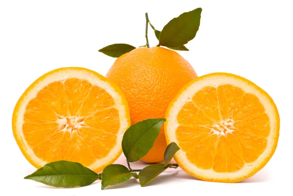 Ώριμο πορτοκάλι με φύλλα — Φωτογραφία Αρχείου