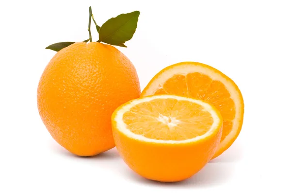 Mogen orange med blad — Stockfoto