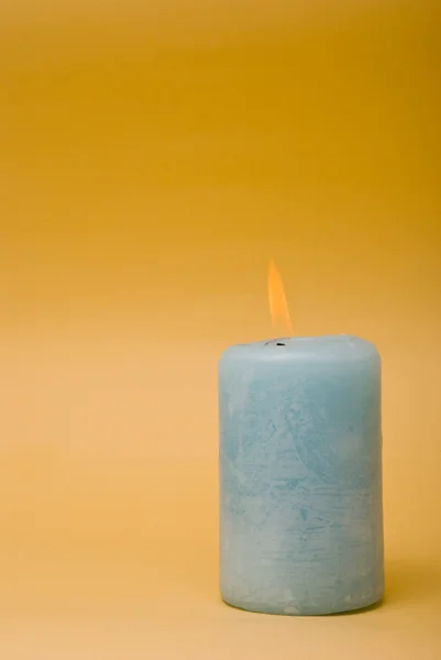 蜡烛烧在黄色背景 — 图库照片