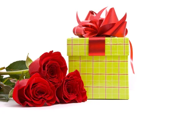 Rosas vermelhas e caixa de presente — Fotografia de Stock