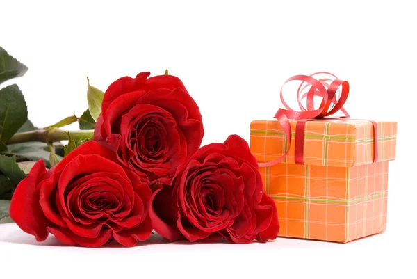 빨간 장미와 선물 상자 — 스톡 사진