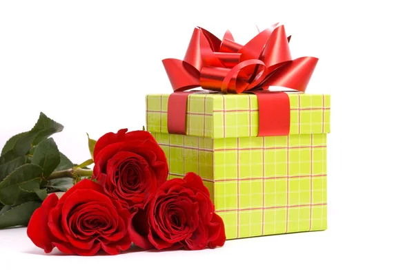 Rode rozen en doos van de gift — Stockfoto