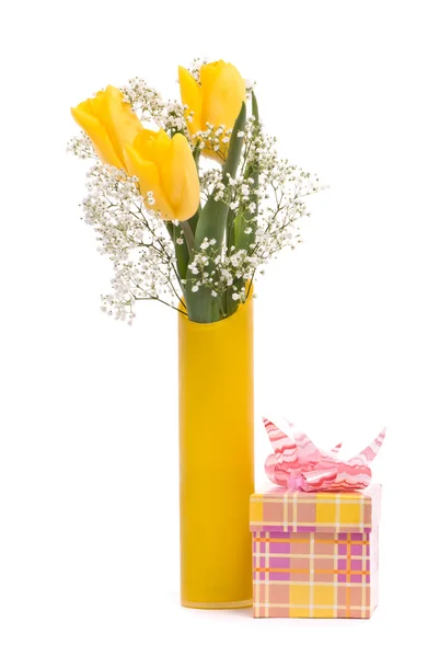 Strauß aus gelben Tulpen und Geschenkbox — Stockfoto