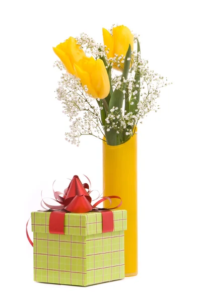 Ramo de tulipanes amarillos y caja de regalo —  Fotos de Stock