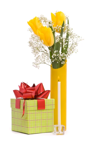 노란 튤립과 선물 상자에서 나오는 꽃다발 — 스톡 사진