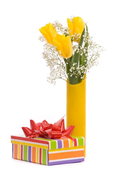 Букет з жовтих тюльпанів і подарункової коробки — стокове фото