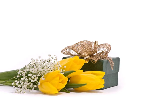 黄色郁金香和礼品盒 — 图库照片