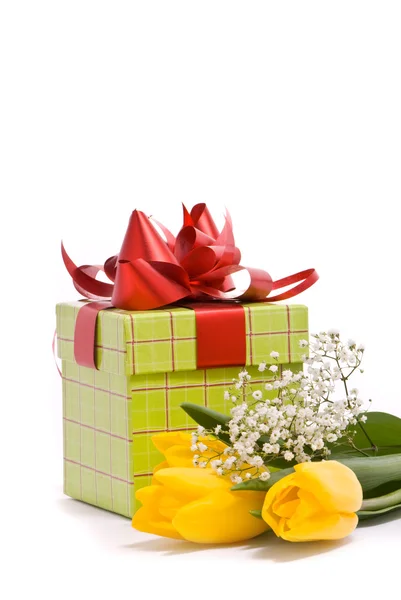 Gelbe Tulpen und Geschenkbox — Stockfoto