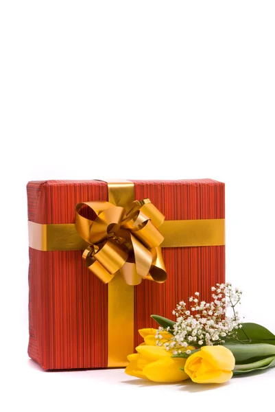 Желтые тюльпаны и подарочная коробка — стоковое фото