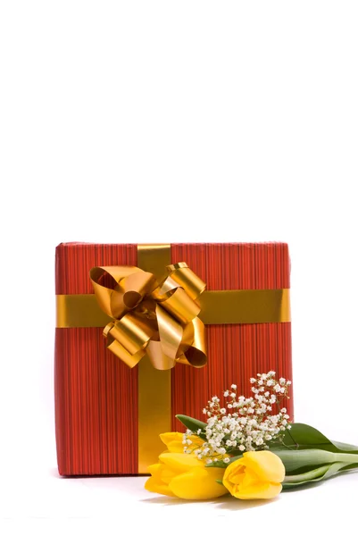 Gele tulpen en doos van de gift — Stockfoto
