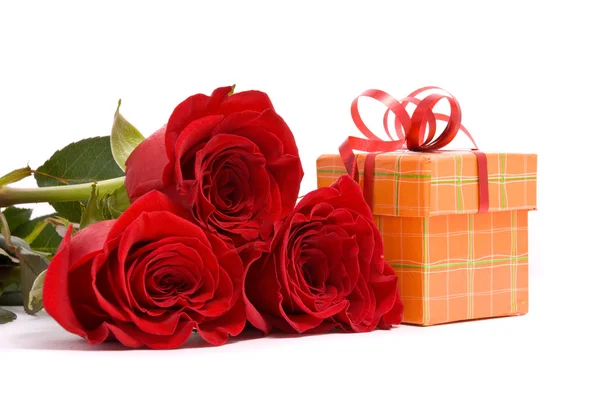 Rosas vermelhas e caixa de presente — Fotografia de Stock