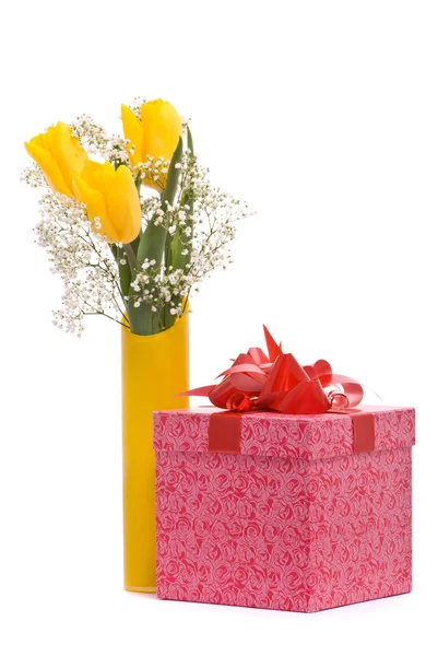 Buquê de tulipas amarelas e caixa de presente — Fotografia de Stock