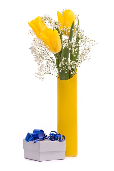 Ramo de tulipanes amarillos y caja de regalo — Foto de Stock