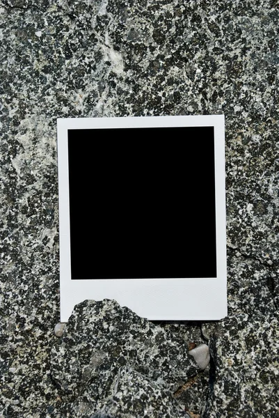 Tarjeta fotográfica clara sobre un fondo de piedra —  Fotos de Stock