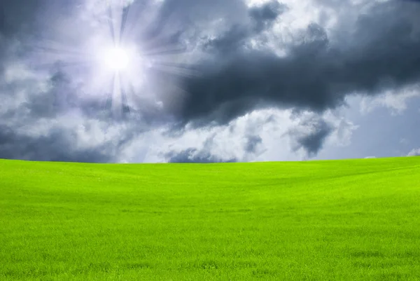 Μπλε ουρανός και πράσινο πεδίο — Φωτογραφία Αρχείου
