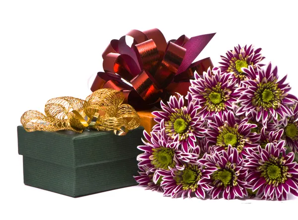 Caja de regalo con hermosas flores — Foto de Stock