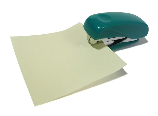 Um grampeador de escritório verde — Fotografia de Stock