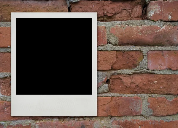 Cartão de foto em branco na parede de tijolos velhos — Fotografia de Stock
