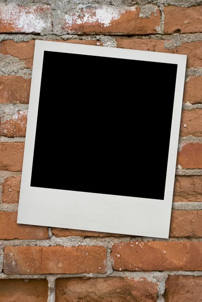 Tarjeta de foto en blanco en la pared de ladrillos viejos — Foto de Stock