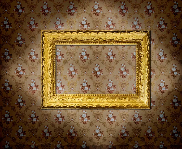 Золотая рамка поверх старых гранж-обоев — стоковое фото