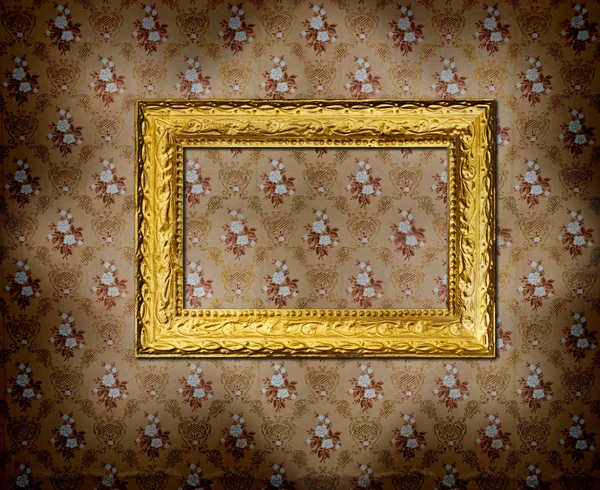 Золотая рамка поверх старых гранж-обоев — стоковое фото