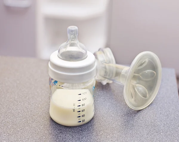 Feeding bottle and breast pump — Stock Photo, Image