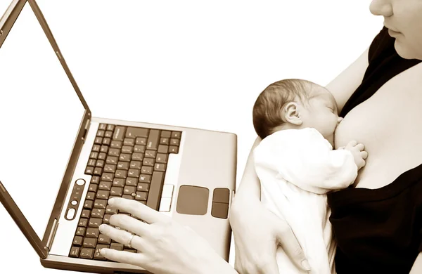 Jovem mãe com laptop — Fotografia de Stock
