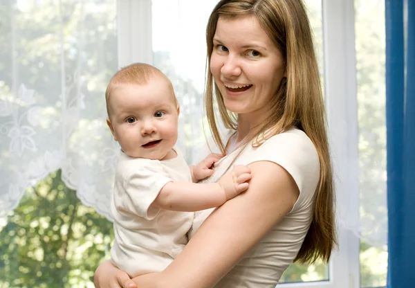Donna e bambino in una casa — Foto Stock